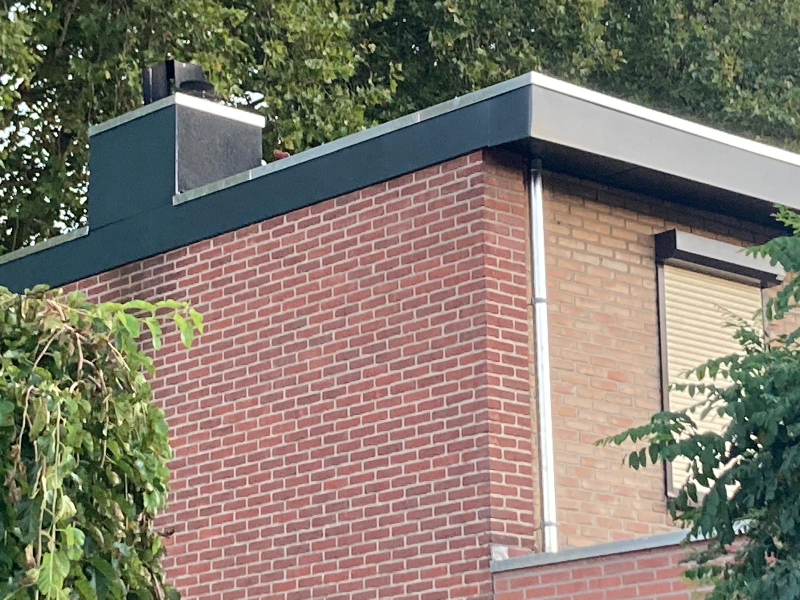 Na: de plastisol dakrand en nieuwe zinken hemelwaterafvoer